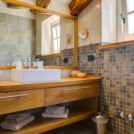 Renovated Heritage With Swimming Pool In וילה
